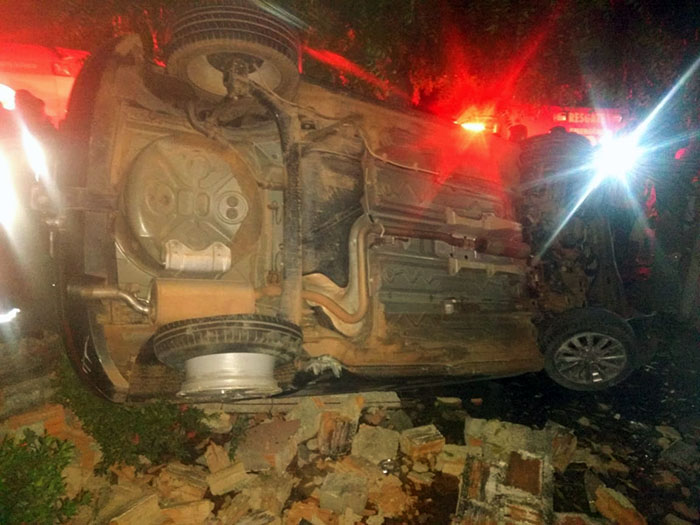 Após roubo a carro e motos, suspeitos capotam carro durante perseguição e são presos pela Força Tática de Altos